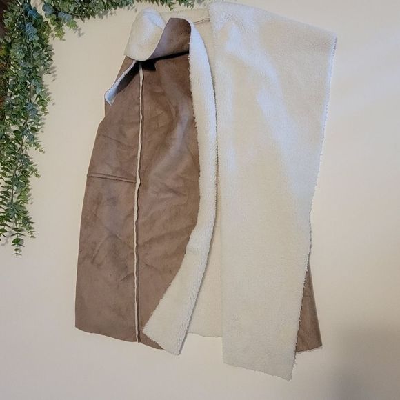 NEW Faux Suede Shearing Open Front Layerable Vest - Picture 4 of 10